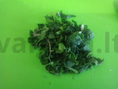 Aštrus užkandis ant krekerių su kiaušiniu ir špinatais Žingsnis 3