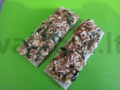 Aštrus užkandis ant krekerių su kiaušiniu ir špinatais Žingsnis 6