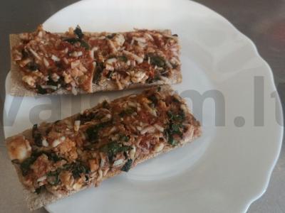 Aštrus užkandis ant krekerių su kiaušiniu ir špinatais pagrindine nuotrauka