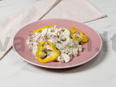 Salotas su dešra, mocarela ir majonezu pagrindine nuotrauka