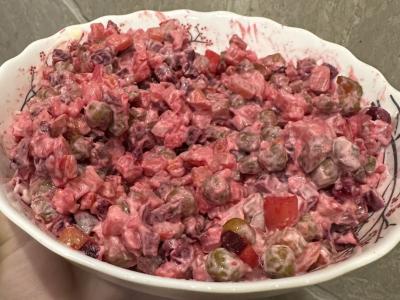 Vinegretas su žaliais žirneliais ir majonezu pagrindine nuotrauka