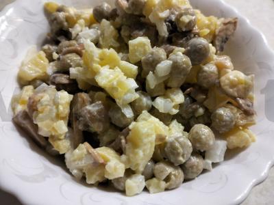 Salotos su bulvėmis, grybais ir žirniais pagrindine nuotrauka