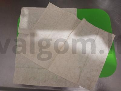 Dviejų sluoksnių pica su pomidorais ir dešra ant lavašo Žingsnis 1