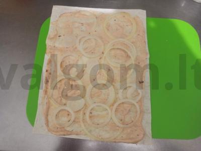 Dviejų sluoksnių pica su pomidorais ir dešra ant lavašo Žingsnis 2