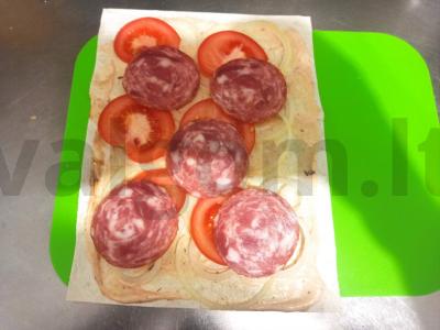Dviejų sluoksnių pica su pomidorais ir dešra ant lavašo Žingsnis 4