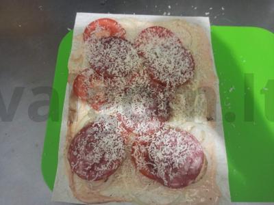 Dviejų sluoksnių pica su pomidorais ir dešra ant lavašo Žingsnis 5