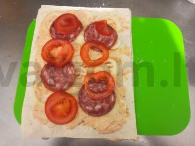 Dviejų sluoksnių pica su pomidorais ir dešra ant lavašo Žingsnis 7
