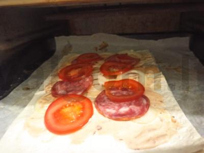Dviejų sluoksnių pica su pomidorais ir dešra ant lavašo Žingsnis 8