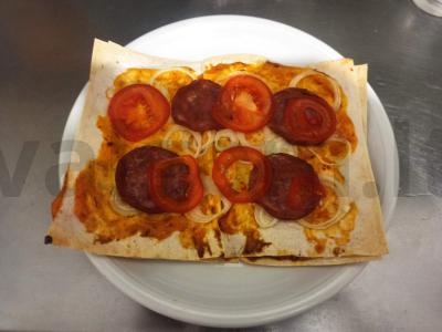 Dviejų sluoksnių pica su pomidorais ir dešra ant lavašo pagrindine nuotrauka