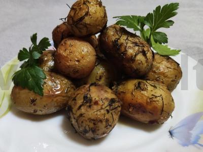 Kumpio bulvės, keptos su česnaku pagrindine nuotrauka