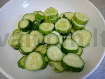 Aštrus agurkų salotas Žingsnis 1