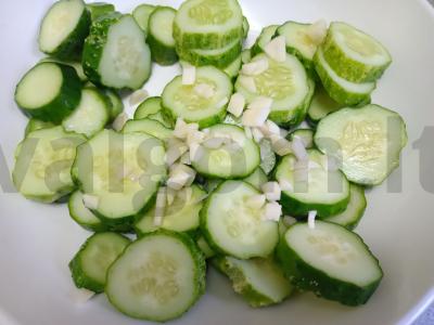 Aštrus agurkų salotas Žingsnis 2