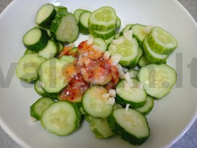 Aštrus agurkų salotas Žingsnis 3