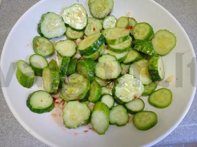 Aštrus agurkų salotas pagrindine nuotrauka