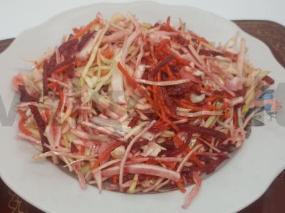 Vitaminų daržovių salotas pagrindine nuotrauka