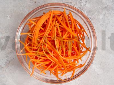 Šiltas salotas-makaronai su granatu Žingsnis 1