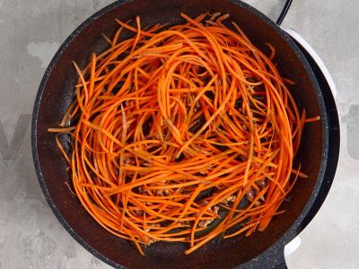 Šiltas salotas-makaronai su granatu Žingsnis 3