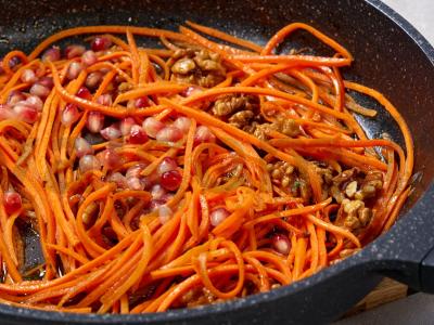 Šiltas salotas-makaronai su granatu Žingsnis 4