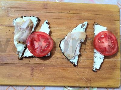 Sotūs sumuštinis su vištiena, pomidoru ir varškės sūriu Žingsnis 3