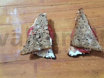 Sotūs sumuštinis su vištiena, pomidoru ir varškės sūriu Žingsnis 4