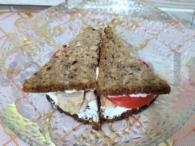 Sotūs sumuštinis su vištiena, pomidoru ir varškės sūriu pagrindine nuotrauka