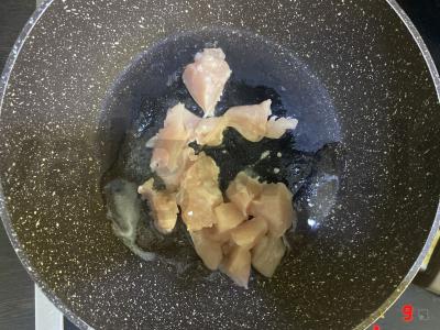 Keptas ryžiai su vištiena ir daržovėmis čili padaže Žingsnis 1