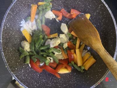 Keptas ryžiai su vištiena ir daržovėmis čili padaže Žingsnis 3