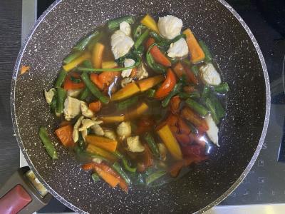 Keptas ryžiai su vištiena ir daržovėmis čili padaže Žingsnis 5