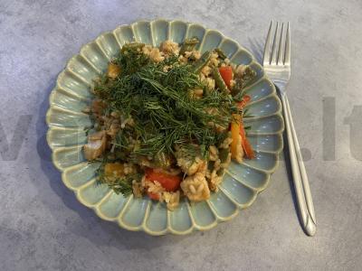 Keptas ryžiai su vištiena ir daržovėmis čili padaže pagrindine nuotrauka