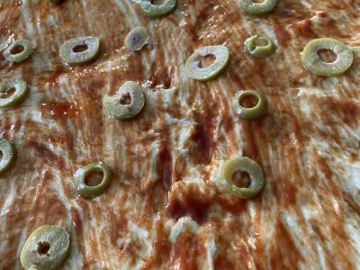 Pica su alyvuogėmis, sūriu ir kumpiu Žingsnis 4