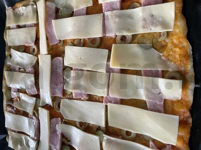 Pica su alyvuogėmis, sūriu ir kumpiu Žingsnis 8