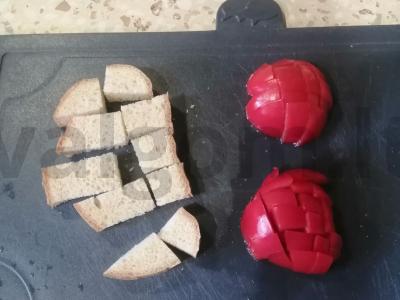 Kiaušinienė su baltu duona ir pomidorais Žingsnis 1