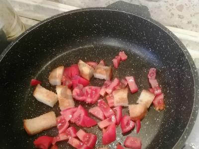 Kiaušinienė su baltu duona ir pomidorais Žingsnis 3