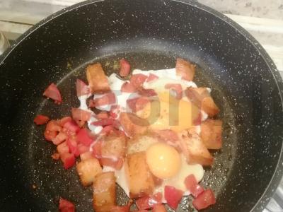 Kiaušinienė su baltu duona ir pomidorais Žingsnis 4