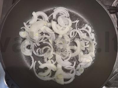 Greito paruošimo makaronai su saliami ir sūriu Žingsnis 1