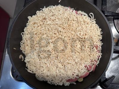 Greito paruošimo makaronai su saliami ir sūriu Žingsnis 3