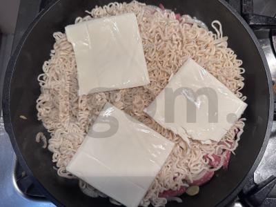 Greito paruošimo makaronai su saliami ir sūriu Žingsnis 4