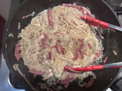 Greito paruošimo makaronai su saliami ir sūriu Žingsnis 5