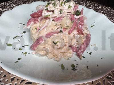 Greito paruošimo makaronai su saliami ir sūriu pagrindine nuotrauka