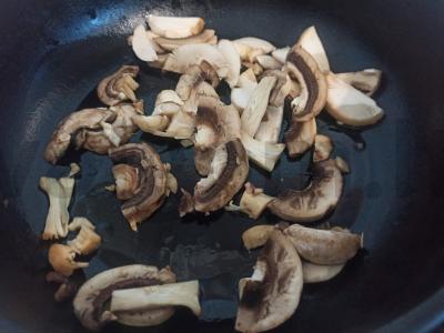 Kiaušinių makaronai su keptais pievagrybiais ir krabų lazdelėmis Žingsnis 1