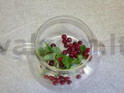 Arbata su mėtomis, spanguolėmis, apelsinais ir braškėmis Žingsnis 2