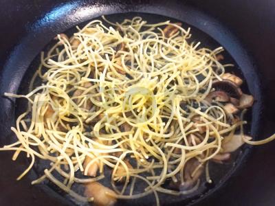 Kiaušinių makaronai su keptais pievagrybiais ir krabų lazdelėmis Žingsnis 3