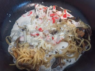 Kiaušinių makaronai su keptais pievagrybiais ir krabų lazdelėmis Žingsnis 4