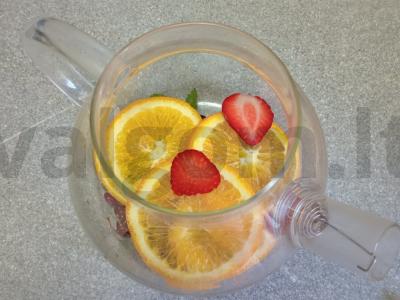Arbata su mėtomis, spanguolėmis, apelsinais ir braškėmis Žingsnis 4