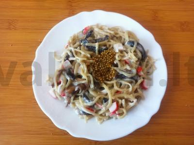 Kiaušinių makaronai su keptais pievagrybiais ir krabų lazdelėmis pagrindine nuotrauka