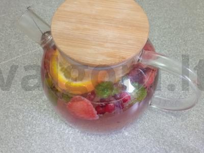 Arbata su mėtomis, spanguolėmis, apelsinais ir braškėmis pagrindine nuotrauka