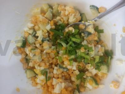 Salotos su kukurūzais ir žaliuoju svogūnu Žingsnis 4