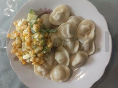 Salotos su kukurūzais ir žaliuoju svogūnu pagrindine nuotrauka