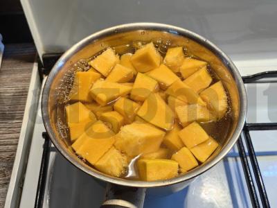 Moliūgų kreminė sriuba su baltos duonos skrudintuvais Žingsnis 1