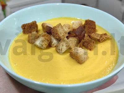 Moliūgų kreminė sriuba su baltos duonos skrudintuvais pagrindine nuotrauka